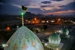 Fahne auf Kuppel der Dschamkarān-Moschee durch eine schwarze Trauerflagge ersetzt