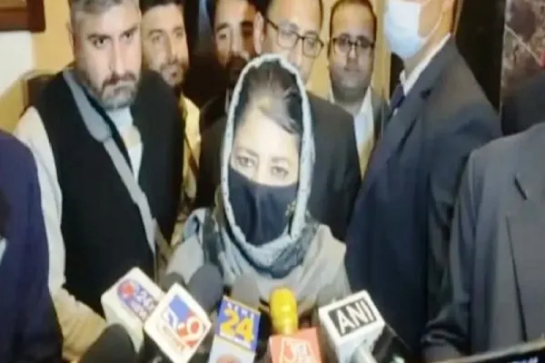 محبوبہ مفتی کی قیادت میں احتجاجی مارچ