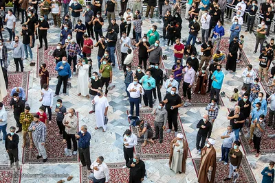 اهتزاز پرچم عزای حسینی بر فراز گنبد حرم رضوی
