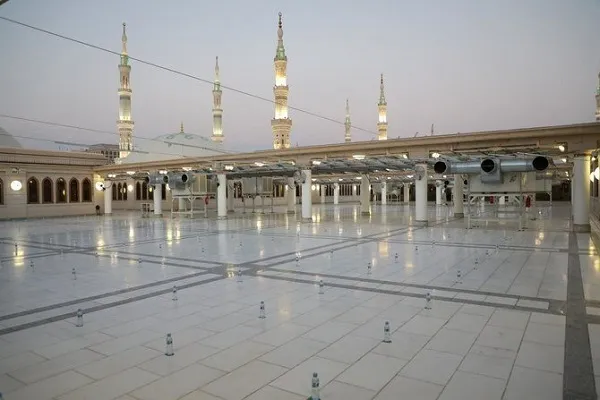 Крыша мечети Пророка ﷺ в Медине вновь открывается для верующих