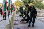 ⁨عطر افشانی و گلباران مزار شهدا در اصفهان⁩