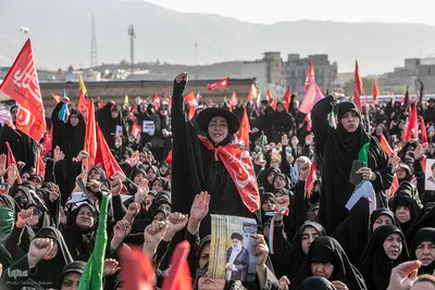 اقامه نماز بر پیکر مطهر رهبر شهید و خانواده ایشان به امامت آیت‌الله العظمی سبحانی 
