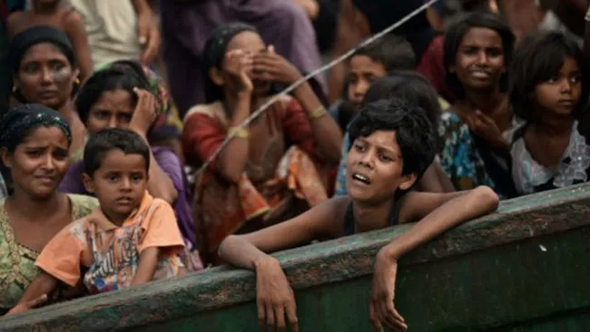 মিয়ানমারের সেনারা রোহিঙ্গাদের ওপর হত্যাযজ্ঞ চালাচ্ছে