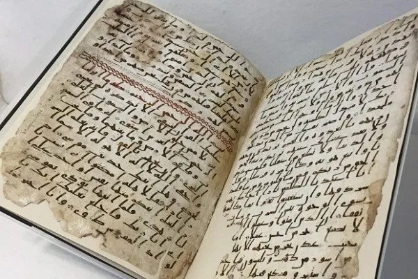 Restauration d’une ancienne version du Coran en écriture hijazi en Egypte
