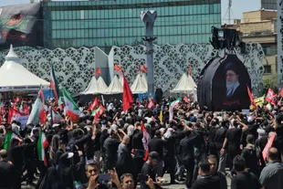 نخل‌برداری یزدی‌ها در تشییع رهبر شهید + عکس