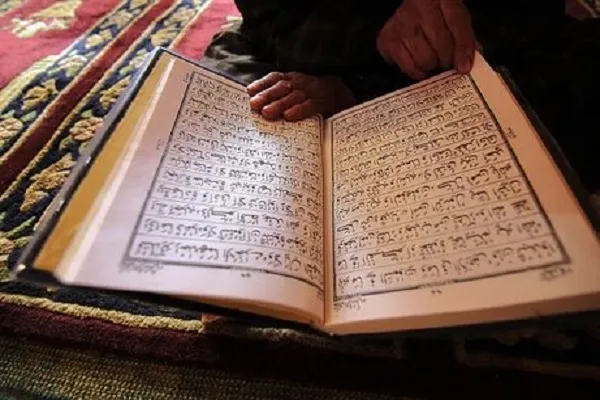 Britaniyalı nazir tələbələrin Quranı təhqir etməsindən narahatdır