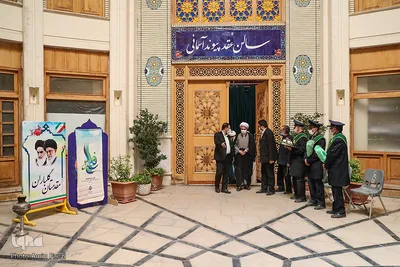 هدیه خادمان حرم شاهچراغ به زوج ها در روز ازدواج
