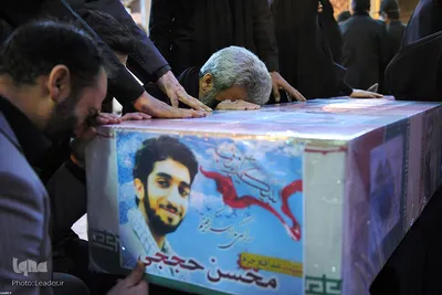 حضور رهبر معظم انقلاب در کنار پیکر شهید حججی