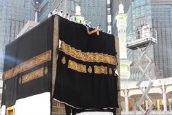 পরিবর্তন করা হল পবিত্র কাবা ঘরের পর্দা + ছবি