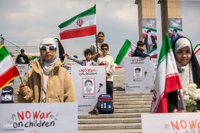 اجتماع عظیم مردمی و اهتزاز بزرگترین پرچم ایران در روز جمهوری اسلامی