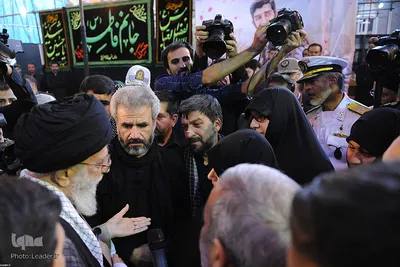 حضور رهبر معظم انقلاب در کنار پیکر شهید حججی