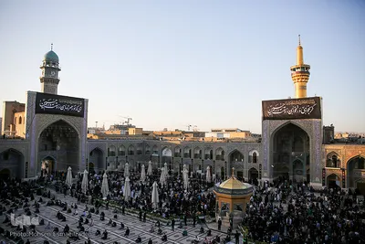 اهتزاز پرچم عزای حسینی بر فراز گنبد حرم رضوی
