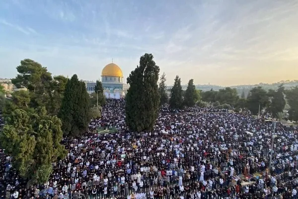 200 mil palestinos realizan la oración del Eid al-Fitr en la Mezquita Al-Aqsa