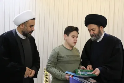 دیدار آیت‌الله عاملی با قهرمان مسابقات بین‌المللی قرآن