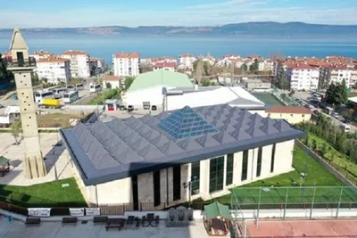 Moschee mit Grasdach und von Vögeln beliebten Minarett in der Türkei
