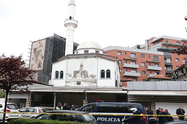 Arnavutluk'ta camide düzenlenen bıçaklı saldırıda 5 kişi yaralandı