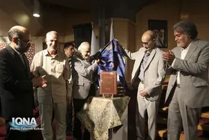  د فارسی د مورّخ په زعفرانو سره د لیکلي شوي تر ټولو پخوانی قرآنی نسخې مخ کتنه