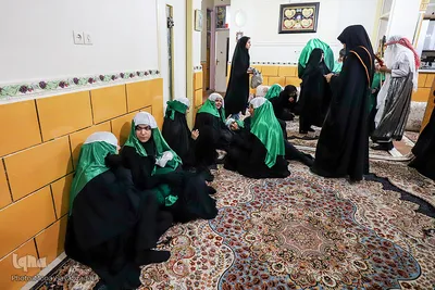 بازیگران در انتظار برای اجرای تعزیه هستند.