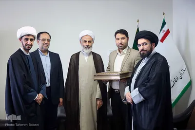 تجلیل رئیس سارمان اوقاف از دارنده رتبه دوم مسابقات قرآن مالزی