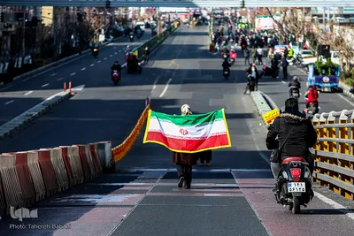 متفاوت ترین راهپیمایی ۲۲ بهمن قرن-
زیر گذر تئاتر شهر