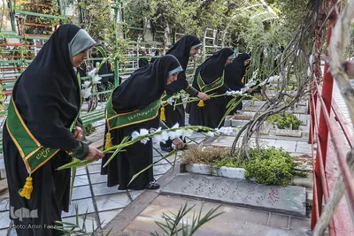 گلباران قبور شهداي دفاع مقدس توسط خادمان حرم شاهچراغ(ع) شيراز