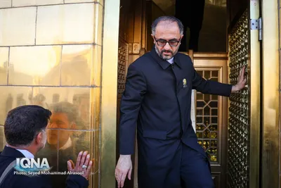 تعویض پرچم گنبد رضوی همزمان با آغاز ماه ربیع‌الاول
