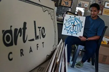 Malasia: Artesano talla madera con temas del Corán