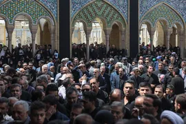 تشییع و خاکسپاری پیکر شهید طهرانچی و همسرش در صحن حرم حضرت عبدالعظیم (ع)