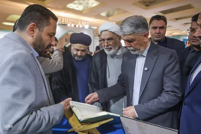 بازدید وزیر فرهنگ و ارشاد از نمایشگاه قرآن