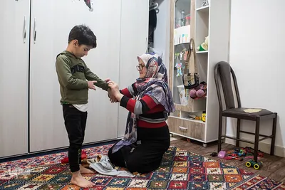 کبری مادر عذرا به دلیل بیماری دخترش در کارهای خانه به او کمک می‌کند. 