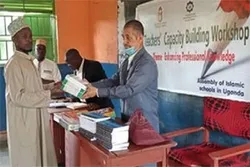 Iran Ta Bayar Da Kyautar Kwafin Kur'anai Da Littafai Na Addini Ga Wasu Makarantun Addini A Uganda