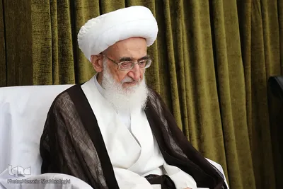 ⁨عمامه‌گذاری در بیوت مراجع هم‌زمان با روز عید غدیر⁩