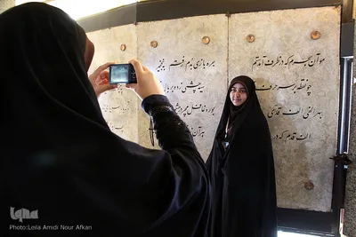 بازدید شرکت کنندگان مسابقات قرآن دانش آموزی از آرامگاه بابا طاهر