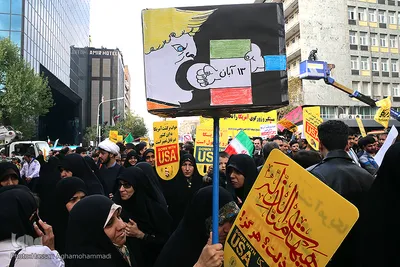 راهپیمایی یوم الله ۱۳آبان در مقابل لانه جاسوسی آمریکا