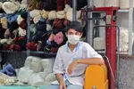 با ماسک در شهر