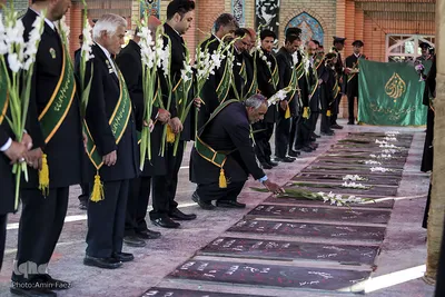 گلباران قبور شهداي دفاع مقدس توسط خادمان حرم شاهچراغ(ع) شيراز