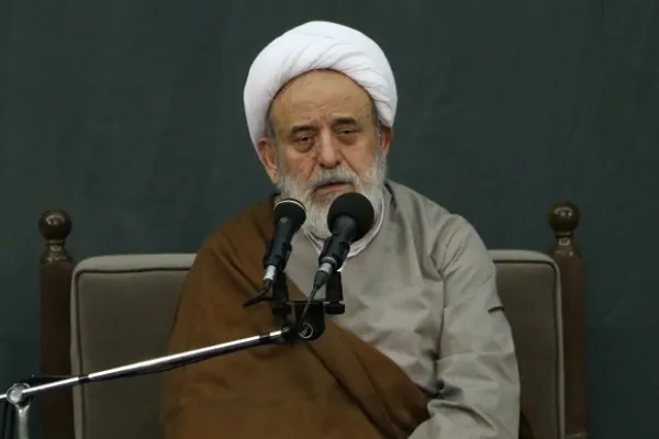 کسی‌ که قرآن و اهل بیت(ع) را از زندگی‌اش حذف کند تفاوتی با دیوانه ندارد