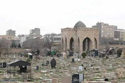 زیارت اهل قبور مردم تبریز در آخرین پنج شنبه ی سال 
