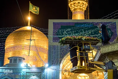 گل‌آرایی و چراغانی حرم رضوی در آستانه میلاد امام هشتم