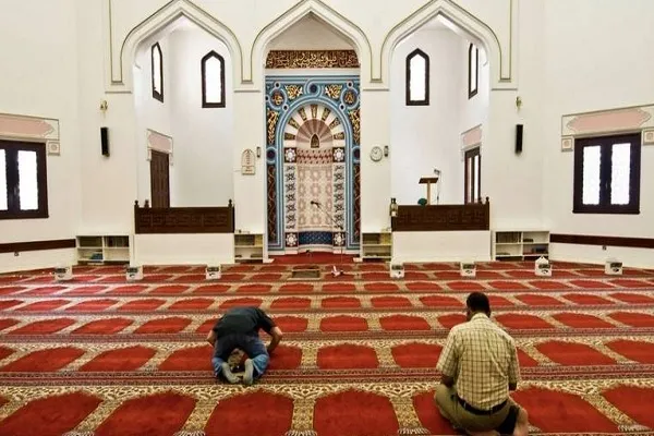 Dubai genelindeki camiler dezenfekte edildi