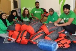 Distribusi Paket Bantuan di Kalangan Orang-orang Miskin di London oleh Umat Muslim