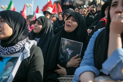 اقامه نماز بر پیکر مطهر رهبر شهید و خانواده ایشان به امامت آیت‌الله العظمی سبحانی 