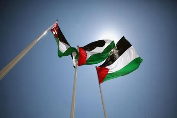 اهتزاز پرچم فلسطین بر فراز کلیسایی در چک