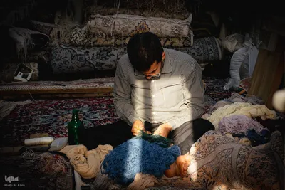 هنر مرمت فرش در قلب بازار اصفهان