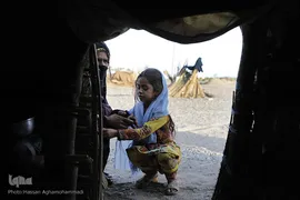 توزیع ۳۰۰بسته معیشتی اقلام ضروری مواد غذایی «هم نمک» میان خانواده های بی بضاعت و محروم روستاهای جازموریان، در جنوب کرمان