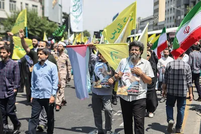 تهرانی‌ها پس از نماز جمعه در محکومیت تهاجم اسرائیل به خیابان‌ها آمدند”