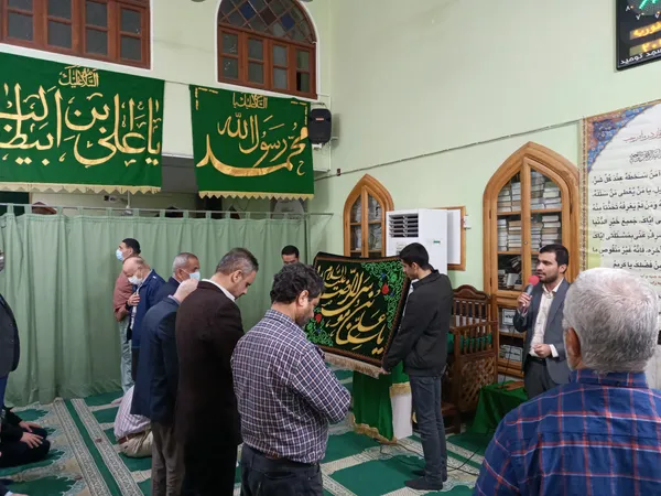 اهتزار پرچم متبرک بارگاه حضرت رضا(ع) در جمع خانواده شهدا و جامعه قرآنی 