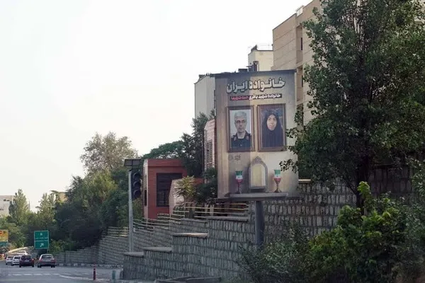 اکران شهری تصاویر خانواده‌های شهید حملات رژیم صهیونیستی به ایران