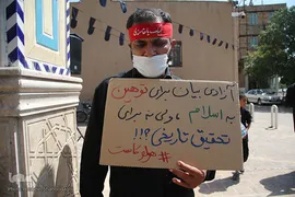تجمع اعتراضی طلاب و دانشجویان قم در پی هتک حرمت روزنامه فرانسوی به پیامبر اسلام(ص)