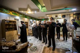 خانه تنها به ذکر عزای حسینی محدود نشد و اقامه نماز و تعالیم عاشورایی نیز به داخل این محافل راه یافت
